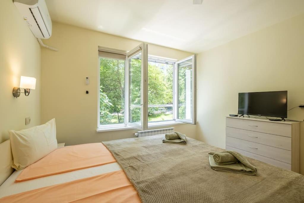 Top Location, Brand New 3 Bdrm Apt & Free Parking Sofia Exteriör bild