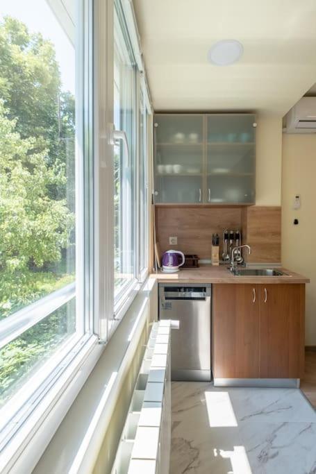 Top Location, Brand New 3 Bdrm Apt & Free Parking Sofia Exteriör bild