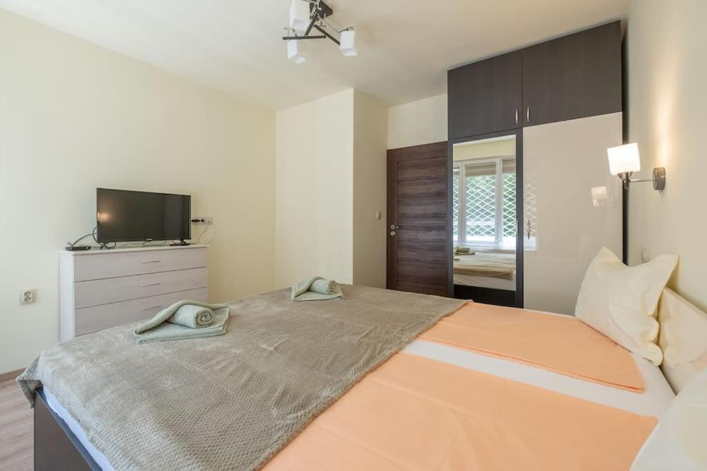 Top Location, Brand New 3 Bdrm Apt & Free Parking Sofia Exteriör bild