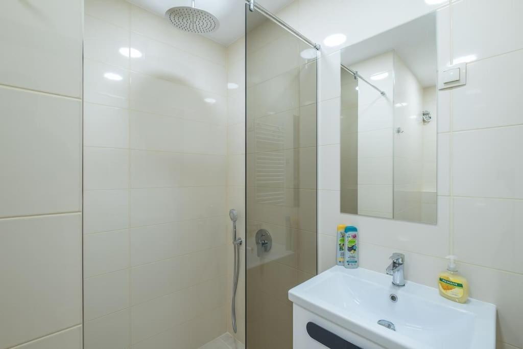 Top Location, Brand New 3 Bdrm Apt & Free Parking Sofia Exteriör bild