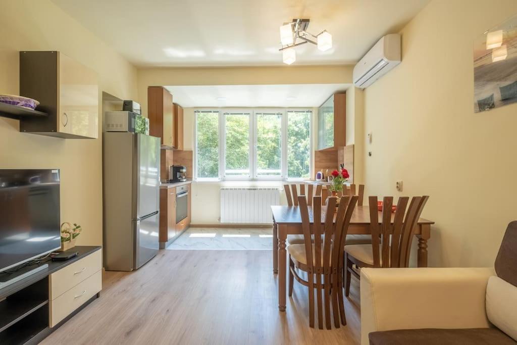 Top Location, Brand New 3 Bdrm Apt & Free Parking Sofia Exteriör bild