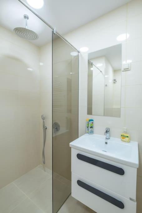 Top Location, Brand New 3 Bdrm Apt & Free Parking Sofia Exteriör bild