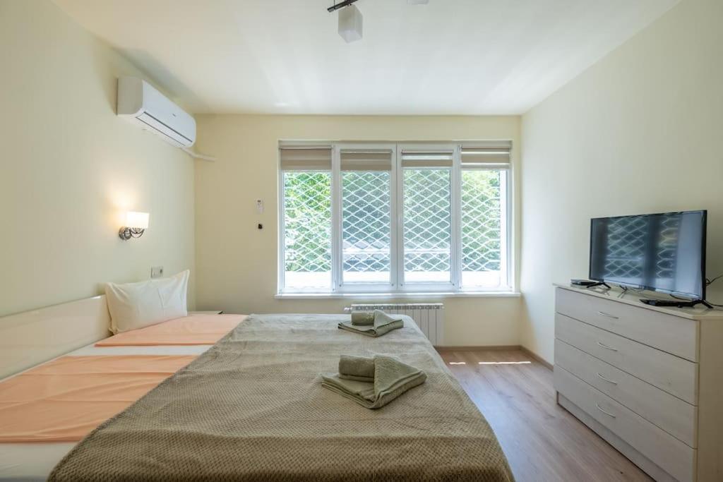 Top Location, Brand New 3 Bdrm Apt & Free Parking Sofia Exteriör bild