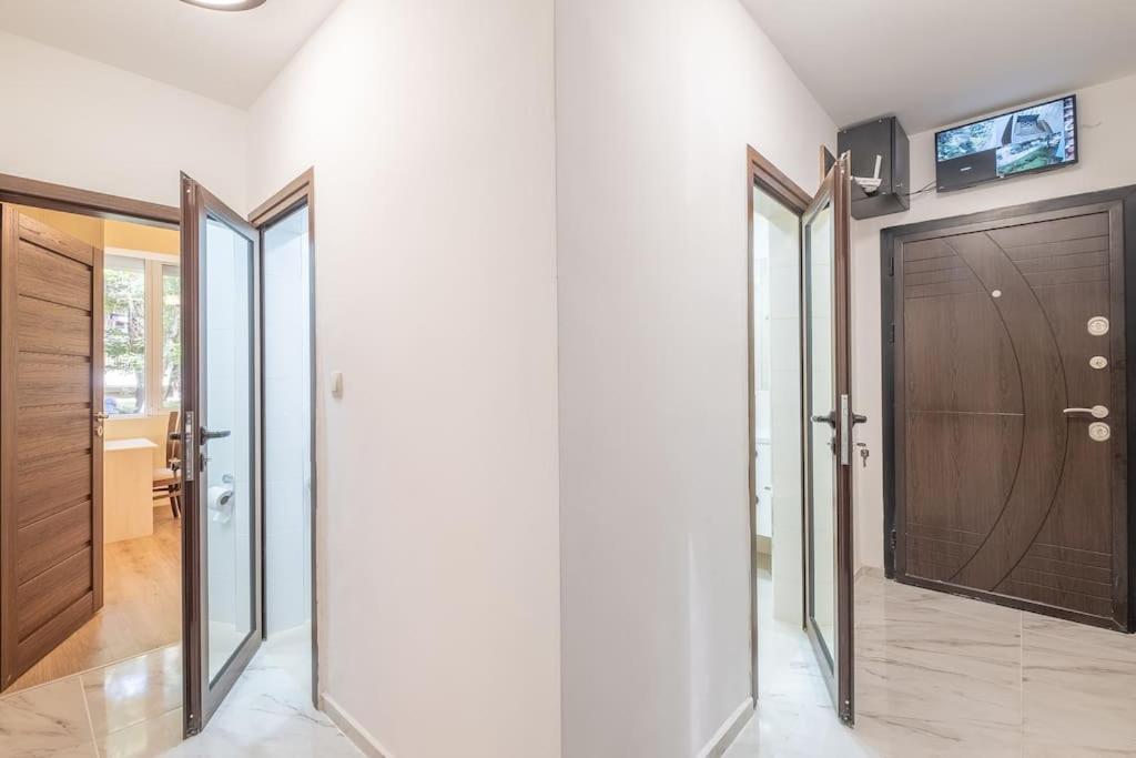 Top Location, Brand New 3 Bdrm Apt & Free Parking Sofia Exteriör bild