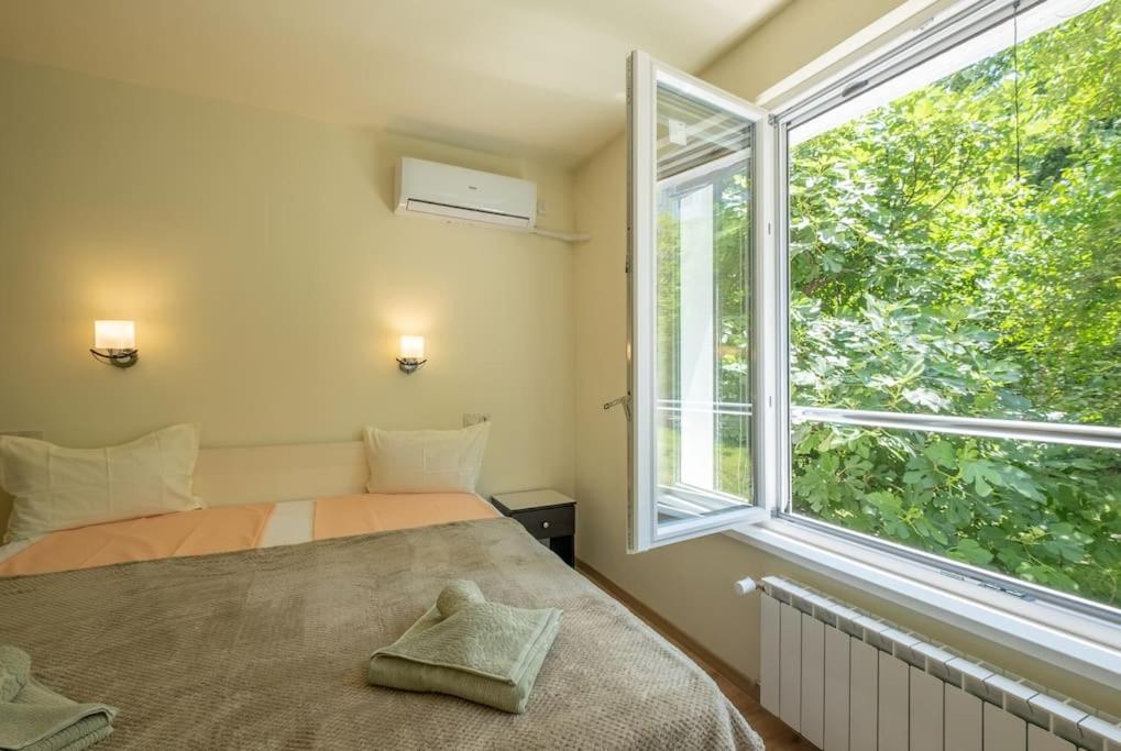 Top Location, Brand New 3 Bdrm Apt & Free Parking Sofia Exteriör bild