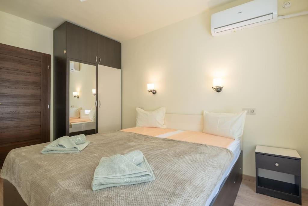 Top Location, Brand New 3 Bdrm Apt & Free Parking Sofia Exteriör bild