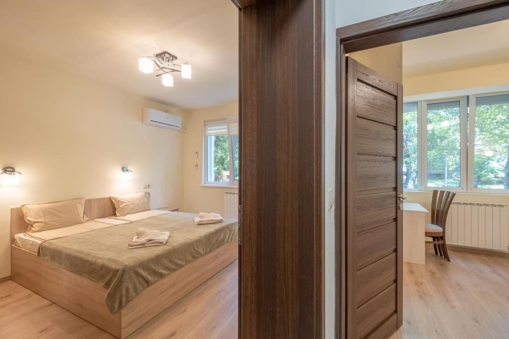 Top Location, Brand New 3 Bdrm Apt & Free Parking Sofia Exteriör bild
