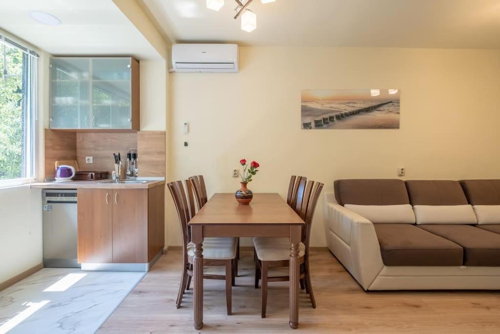Top Location, Brand New 3 Bdrm Apt & Free Parking Sofia Exteriör bild