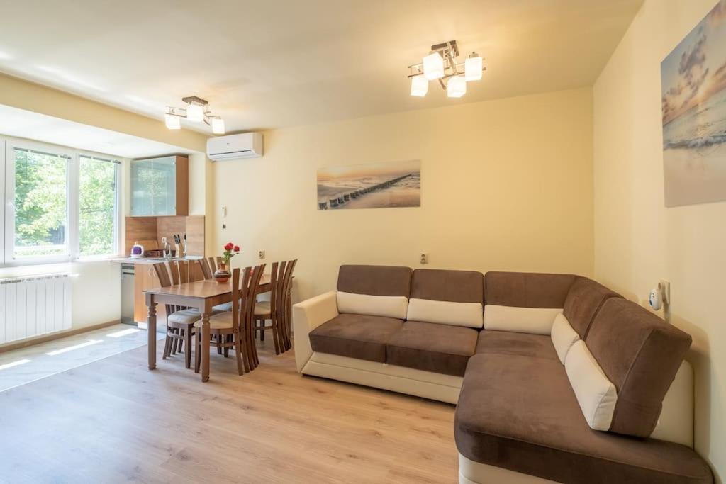 Top Location, Brand New 3 Bdrm Apt & Free Parking Sofia Exteriör bild